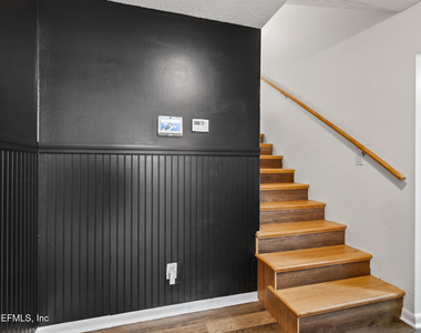 436 Saturn Lane W - Photo Thumbnail 2