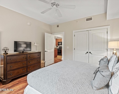 945 Registry Boulevard - Photo Thumbnail 7