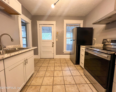 2740 Lydia Street - Photo Thumbnail 7