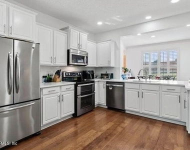13439 Isla Vista Drive - Photo Thumbnail 3