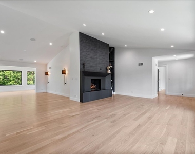 6600 N Kenton Avenue - Photo Thumbnail 10