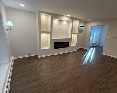 516 S La Grange Road - Photo Thumbnail 2