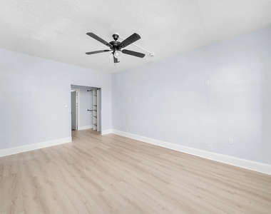 5135 S Blackstone Avenue - Photo Thumbnail 1
