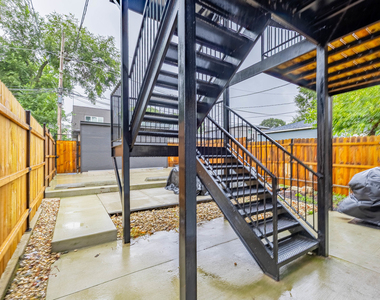 4634 S Langley Avenue - Photo Thumbnail 12