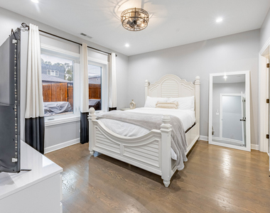 4634 S Langley Avenue - Photo Thumbnail 5
