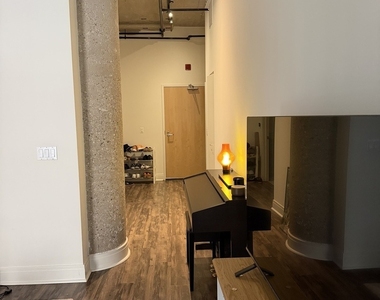 922 W Washington Boulevard - Photo Thumbnail 3
