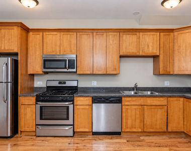 3927 N Clarendon Avenue - Photo Thumbnail 1