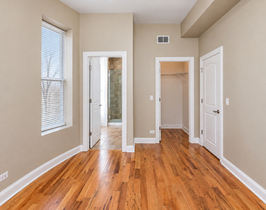 3927 N Clarendon Avenue - Photo Thumbnail 7