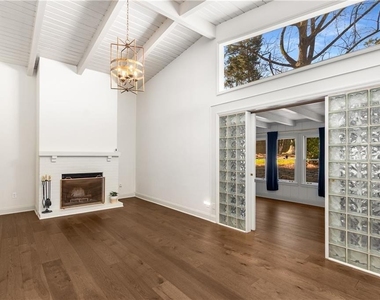 130 Putnam Circle - Photo Thumbnail 5
