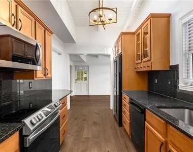 130 Putnam Circle - Photo Thumbnail 4