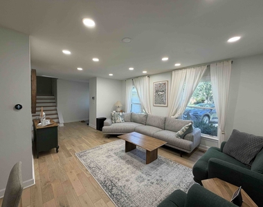 3927 Crestwood Drive - Photo Thumbnail 9