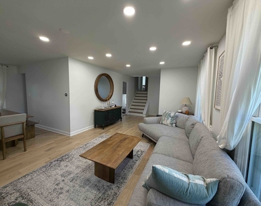 3927 Crestwood Drive - Photo Thumbnail 10