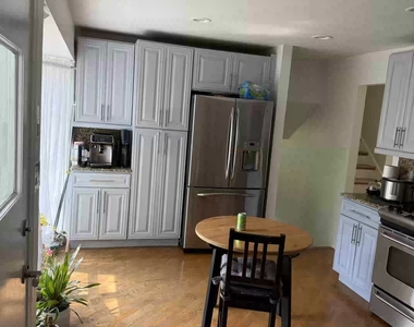 3927 Crestwood Drive - Photo Thumbnail 4