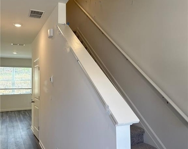 2558 Coventry Street Sw - Photo Thumbnail 2