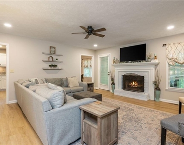 6011 Crabapple Way - Photo Thumbnail 5
