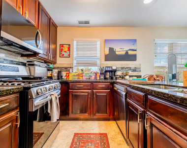 671 W Division Street - Photo Thumbnail 4