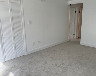 427 S 19th Avenue - Photo Thumbnail 2