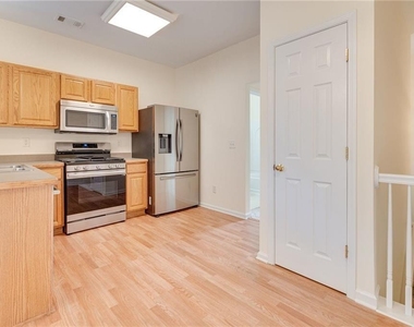 3246 Mill Springs Cir - Photo Thumbnail 7