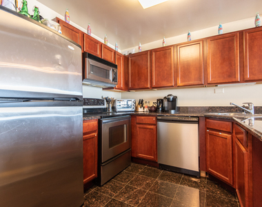 525 W Hawthorne Place - Photo Thumbnail 2
