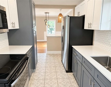 2165 Pinehurst Drive - Photo Thumbnail 5