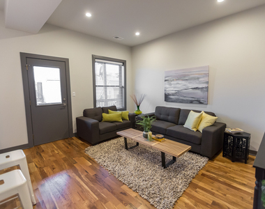 2850 N Seminary Avenue - Photo Thumbnail 3