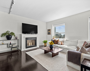 545 N Dearborn Street - Photo Thumbnail 4