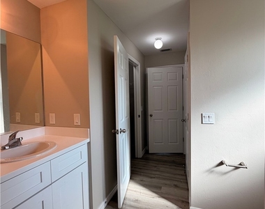 3607 E 18th Street - Photo Thumbnail 12