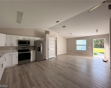 3607 E 18th Street - Photo Thumbnail 2
