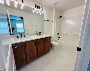 2909 Ne 6th Place - Photo Thumbnail 12