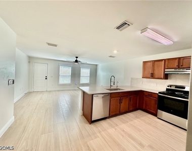 2909 Ne 6th Place - Photo Thumbnail 7