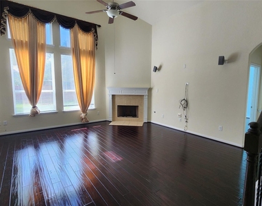 2318 Nashmor Drive - Photo Thumbnail 4