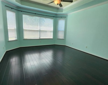 2318 Nashmor Drive - Photo Thumbnail 13