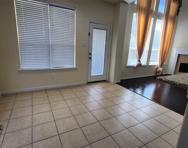 2318 Nashmor Drive - Photo Thumbnail 7