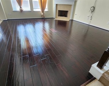 2318 Nashmor Drive - Photo Thumbnail 2