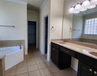 2318 Nashmor Drive - Photo Thumbnail 19