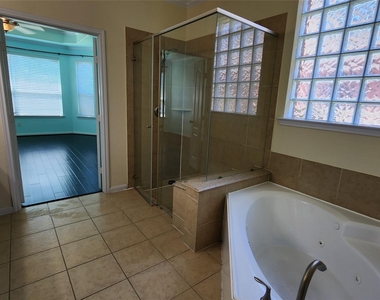 2318 Nashmor Drive - Photo Thumbnail 15