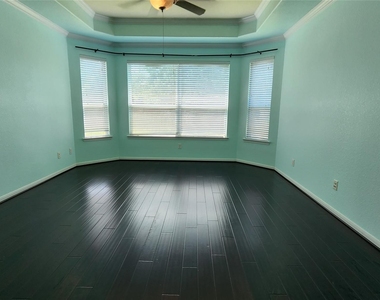 2318 Nashmor Drive - Photo Thumbnail 14