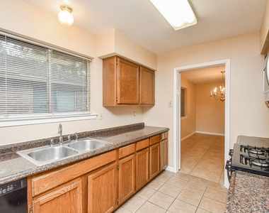 15919 Val Verde Drive - Photo Thumbnail 12