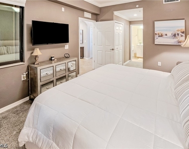 9723 Acqua Court - Photo Thumbnail 11