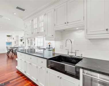 271 Broad Avenue S - Photo Thumbnail 5