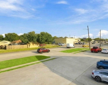 1224 Holland Avenue - Photo Thumbnail 5