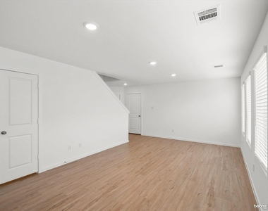 3167 Savannah Rose Drive - Photo Thumbnail 5