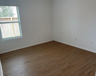 440 Jewett Meadow Drive - Photo Thumbnail 7