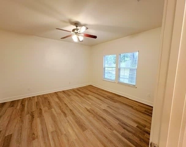 10750 Cobblecreek Way - Photo Thumbnail 4