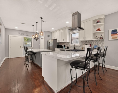 2418 Rosewood Street - Photo Thumbnail 4