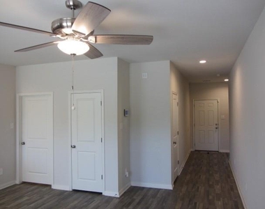 303 Crown Point Drive - Photo Thumbnail 7