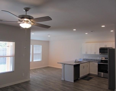 303 Crown Point Drive - Photo Thumbnail 5