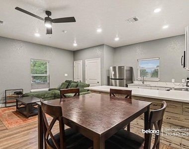 206 Roberts St - Photo Thumbnail 5