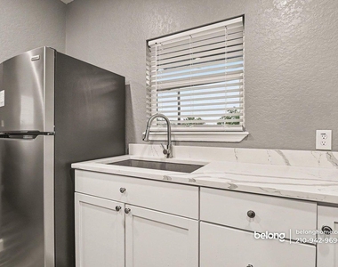 206 Roberts St - Photo Thumbnail 1