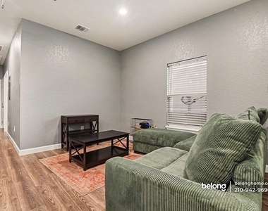 206 Roberts St - Photo Thumbnail 6